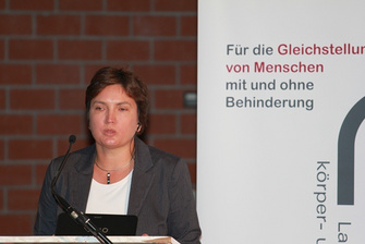 Irmgard Badura, bayerische Behindertenbeauftragte, hält ihr Grußwort, Festakt LVKM